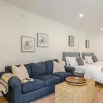 Elegant Guest Unit Universal Sleeps 6 Hot Tub