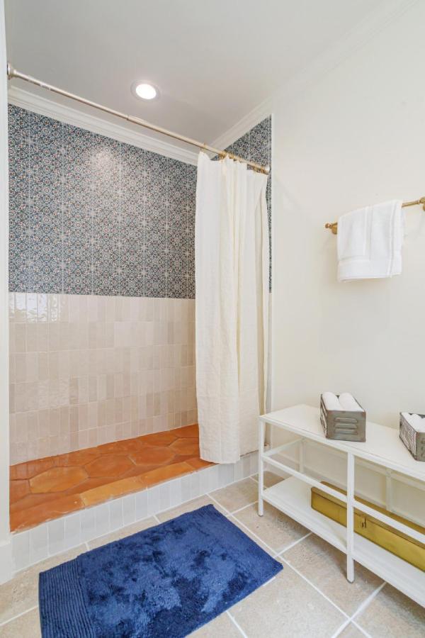 Hébergement de vacances Elegant Guest Unit Universal Sleeps 6 Hot Tub